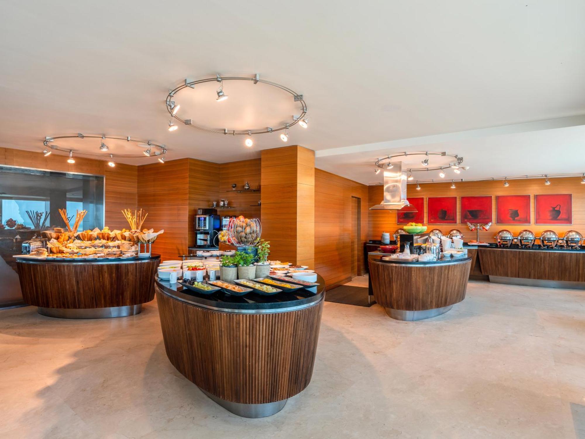 Moevenpick Hotel Al Khobar Exterior photo The lounge at the airport