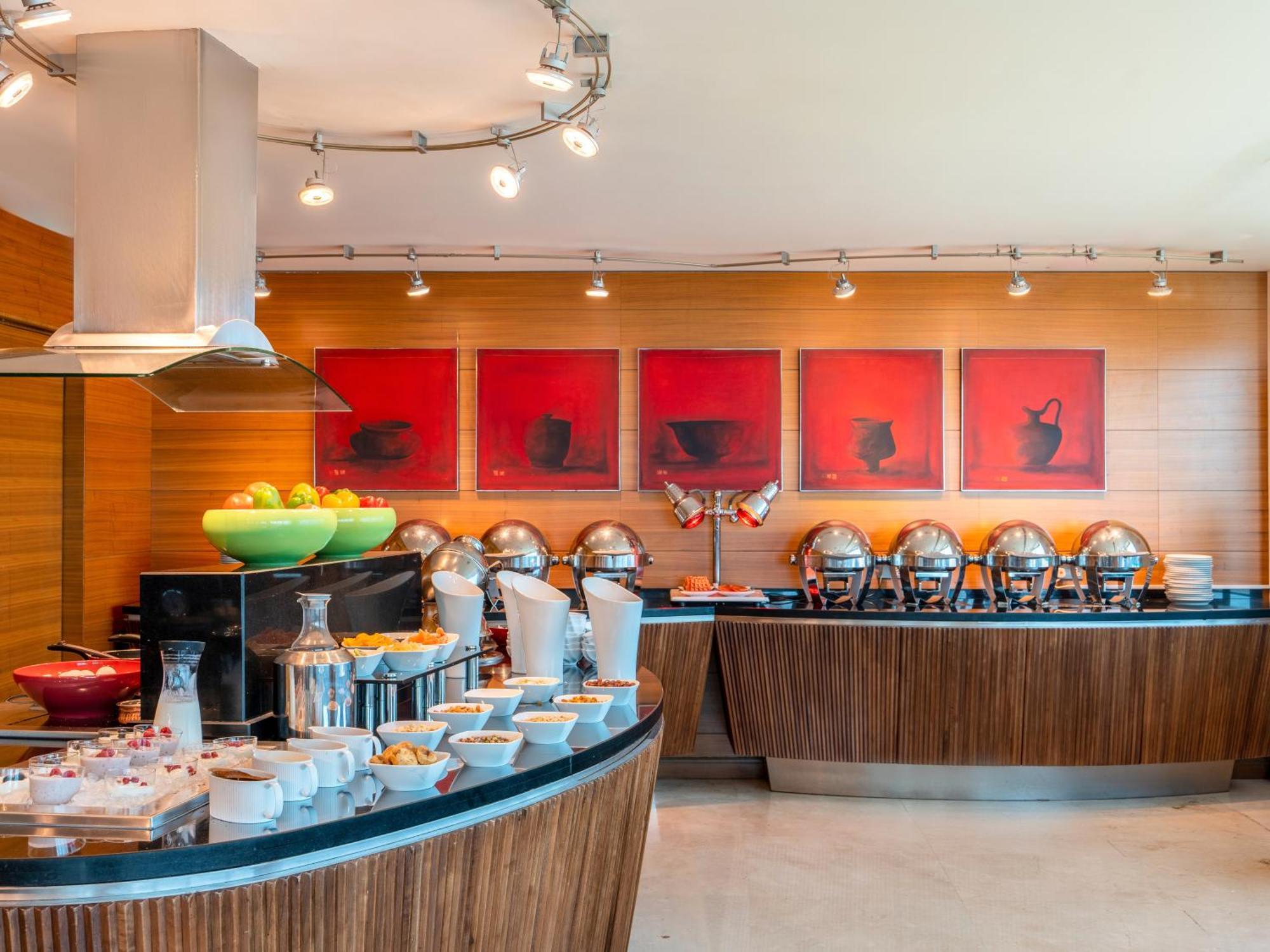 Moevenpick Hotel Al Khobar Exterior photo The buffet at the restaurant