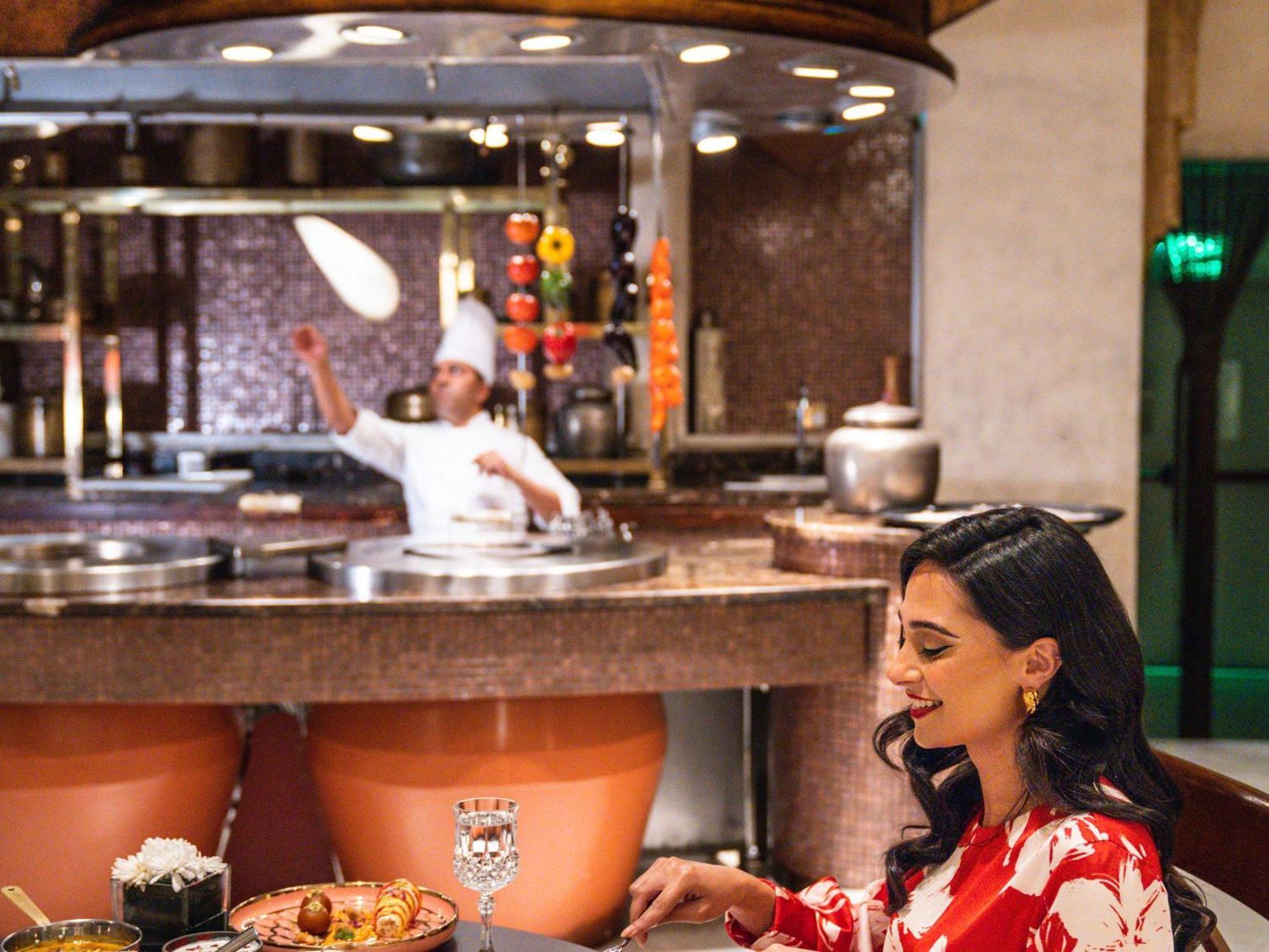 Moevenpick Hotel Al Khobar Exterior photo A woman dining at a restaurant